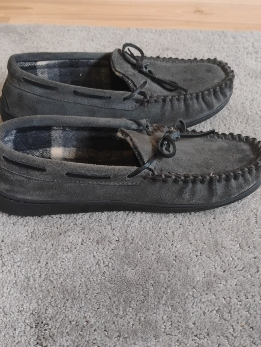 Minnetonka Gray Suede Men's Size 10  Bow Moccasin Slippers